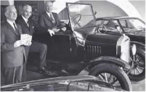 Fra venstre: Salgssjef Arvid Rydberg (F.A.F.), Adm. dir. Finn Owren i Ford Motor Norge og Dir. Arne Klemsdal (F.A.F.)